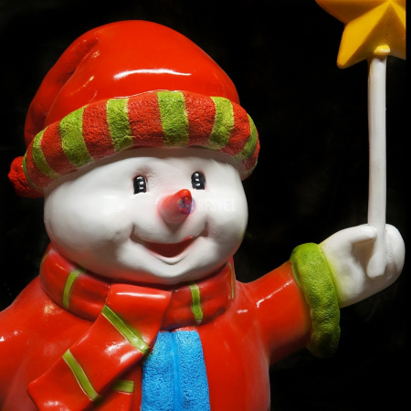Объемная фигура из стекловолокна "Снеговик с подарком и звездочкой" 130*85*65 см, с трансформаторомтором